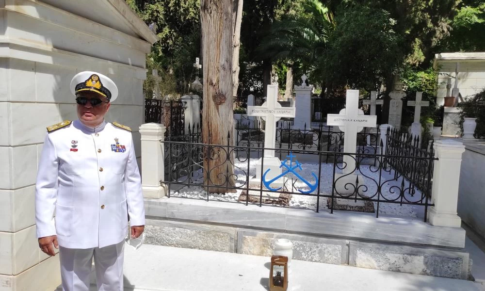 Ο Αρχηγός του Πολεμικού Ναυτικού στον τάφο του Κανάρη